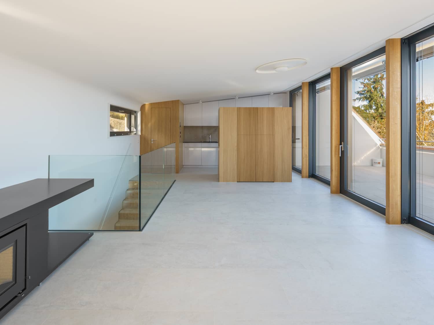 Blick auf eine moderne K&uuml;che mit sch&ouml;n gearbeitetem Holz